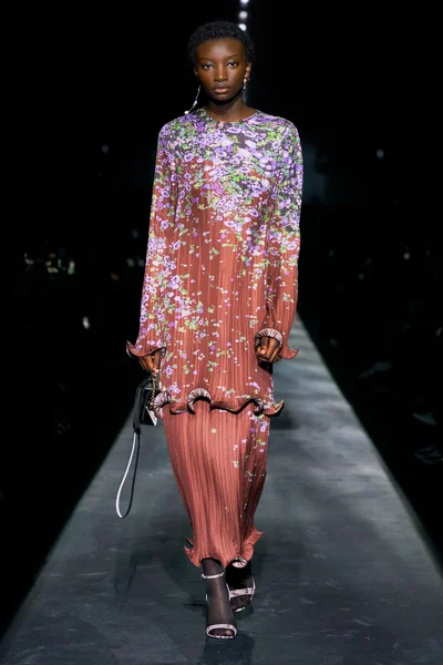 Look 10